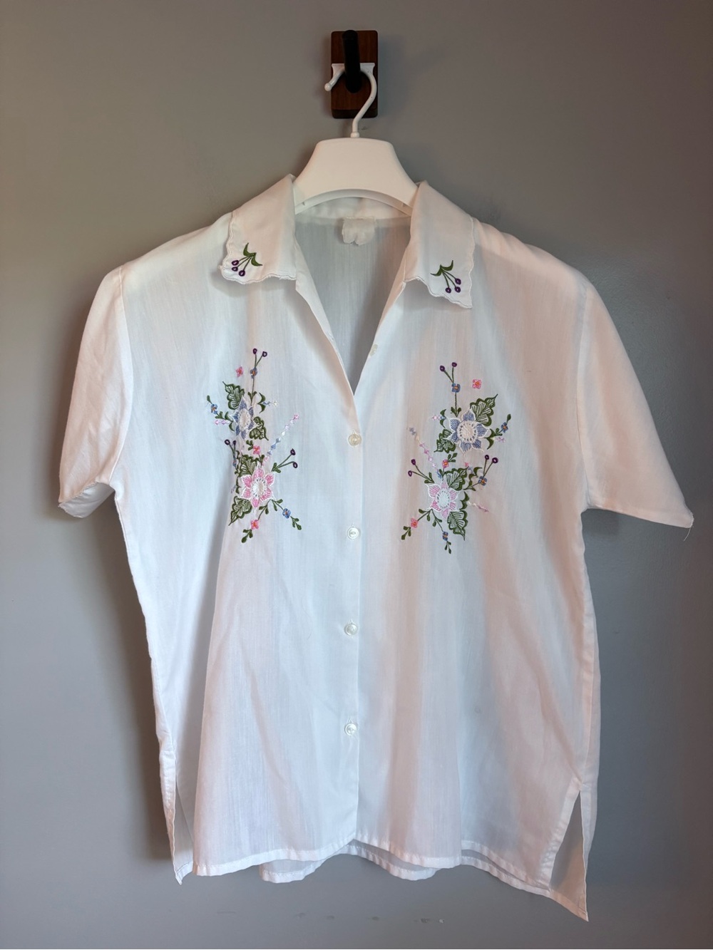 Vintage White Floral Embroidered Short Sleeve Button Down Blouse ScallopedCollar